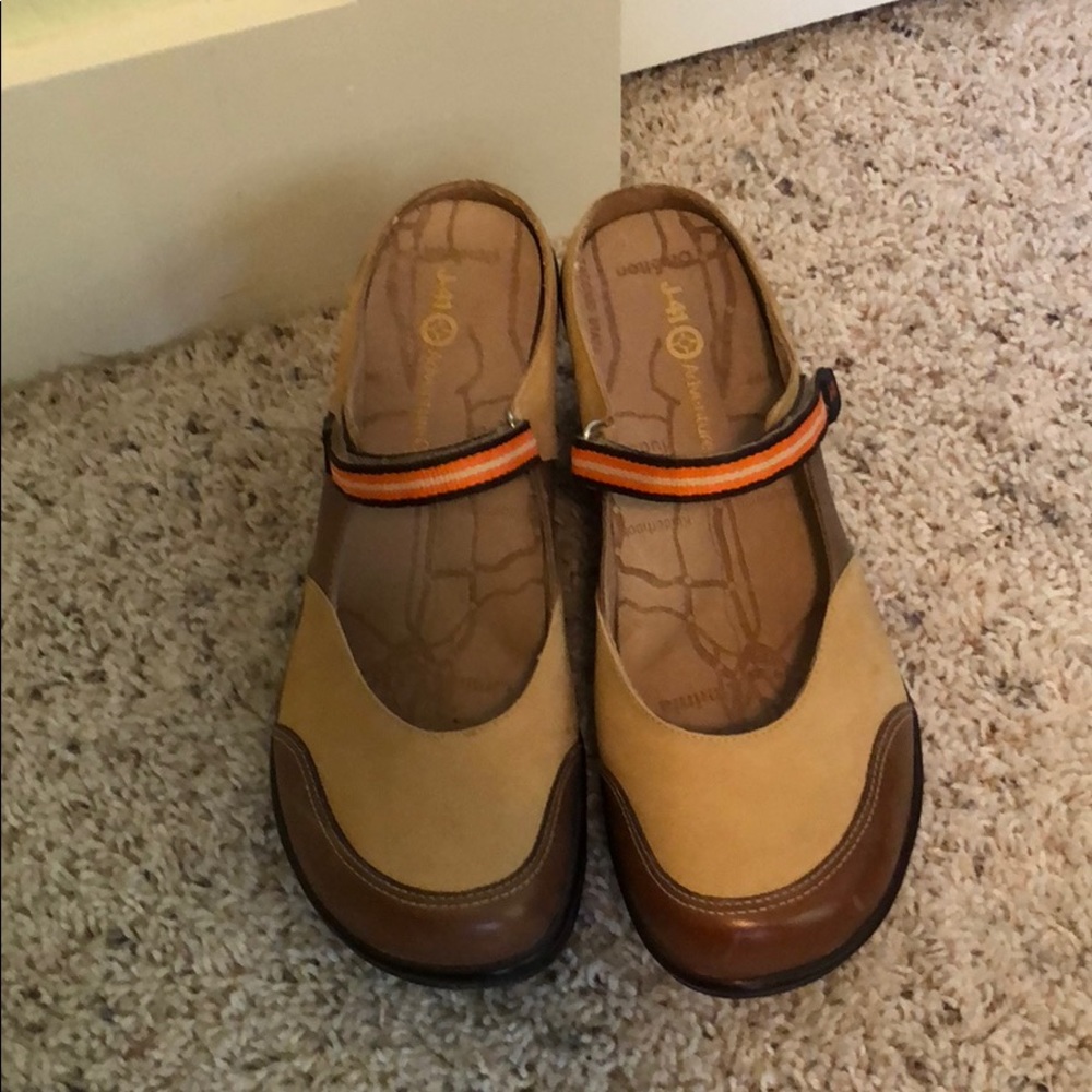 Jambu slip ons